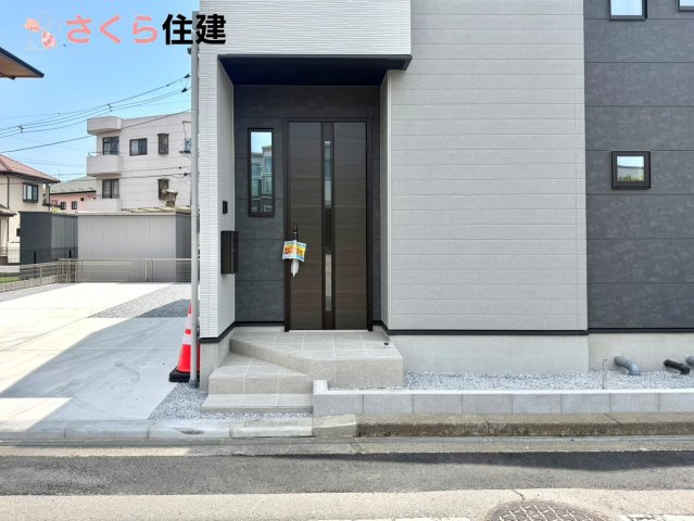 リガーレ宇都宮市日の出1期　１棟の玄関|玄関扉はスマートキー対応で、両手に荷物があっても楽に簡単開け閉め！もちろんモニター付きインターホン！