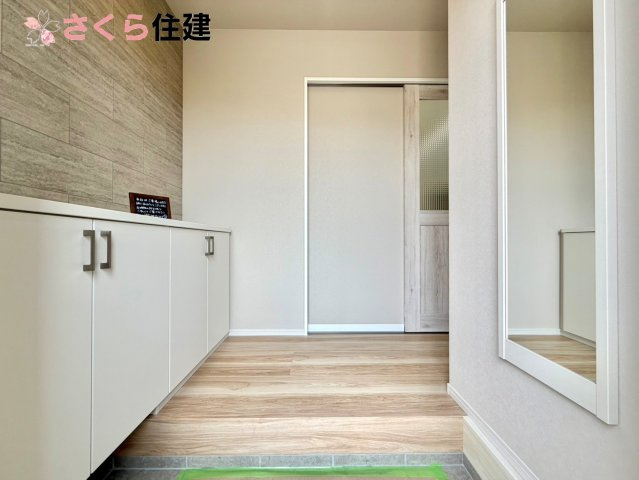 リガーレ宇都宮市日の出1期　１棟の玄関|玄関がいつも片づくシューズボックス完備！