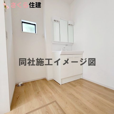 リガーレ宇都宮市日の出1期の内観：施工例|同社施工物件の写真です。３面鏡の裏にはたっぷりと収納スペースを標準装備