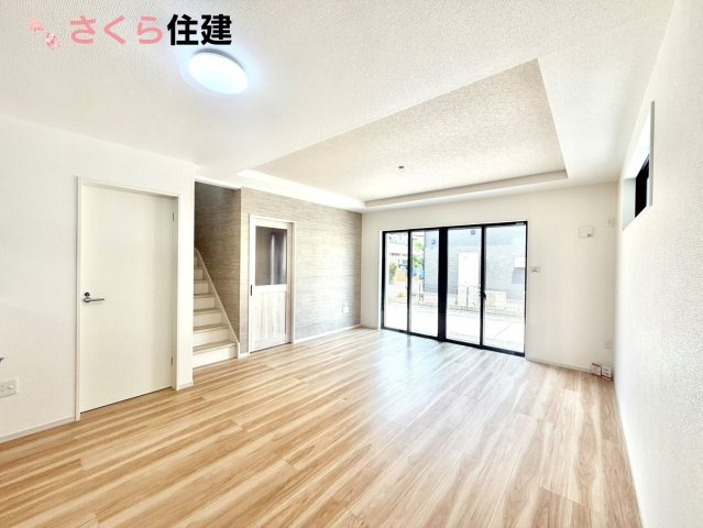 リガーレ宇都宮市日の出1期　１棟の居間・リビング|広々18帖LDLは日当たり良好。ゆったりとした時間の流れる開放的なくつろぎの空間