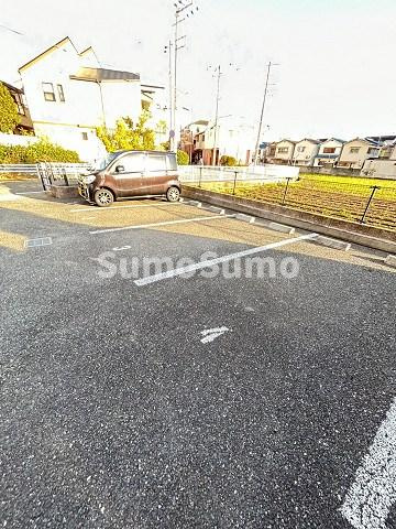 レオパレスグリーンアンバーの駐車場