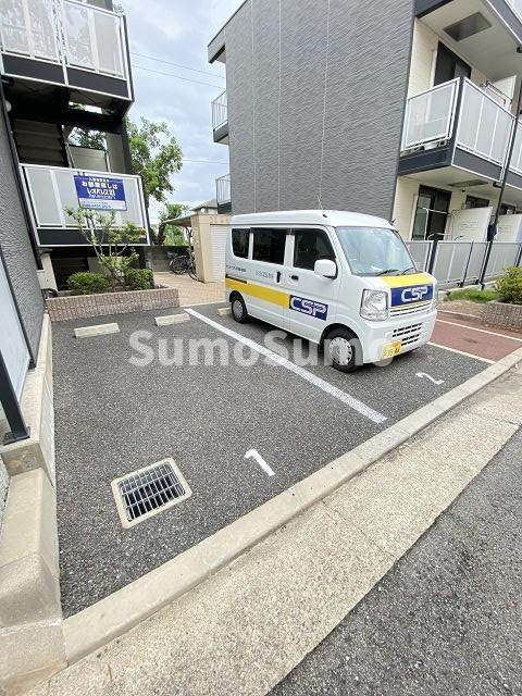 レオパレスリバーウエストBの駐車場