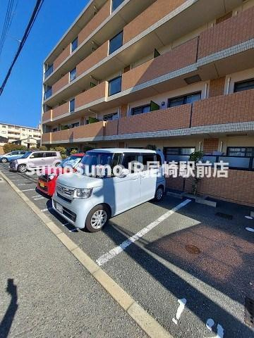 パル・デ塚口の駐車場|車をお持ちの方に嬉しい駐車場付きの物件です