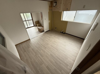 【居間・リビング】 | 上池田3丁目貸家Ⅱ | 広々明るいリビング