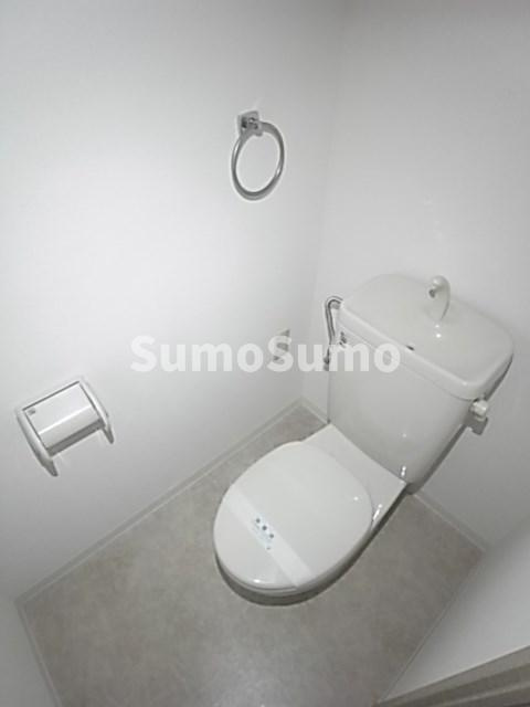 トーシンクレール塚口のトイレ|落ち着いた色調のトイレです