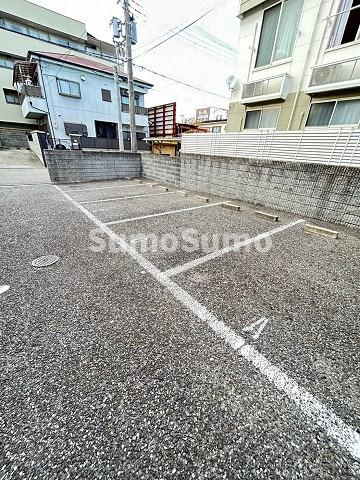 レオパレスブリリアントの駐車場
