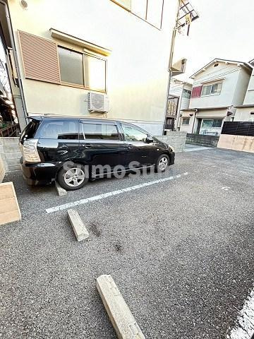 レオパレス上坂部の駐車場|建物外観を気になさる方へ、見た目の良い物件です