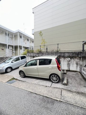 レオパレスブルーバリーの駐車場