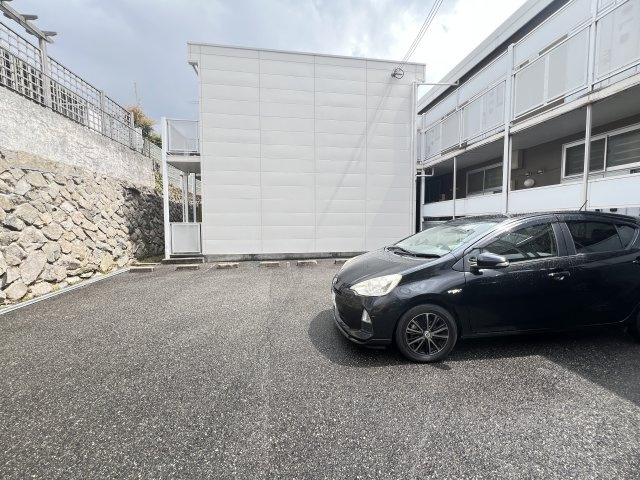 レオパレス岡本の駐車場