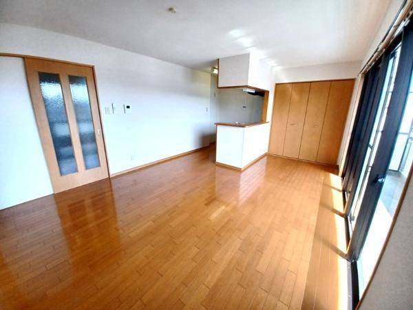 サニーレジデンスのその他|家族の団らんが可能な広々リビングルーム◎