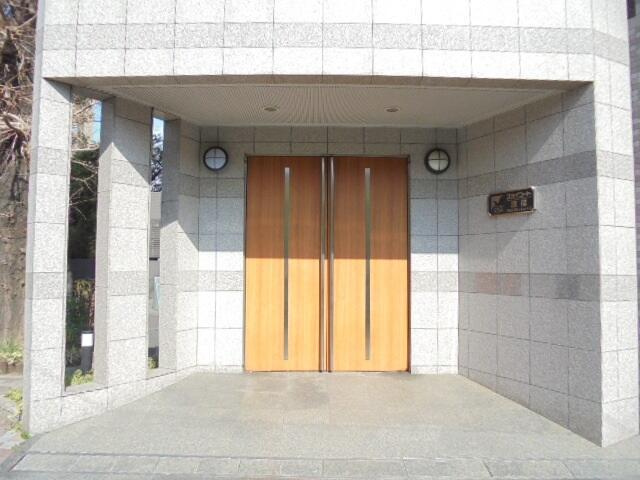スカイコート原宿のエントランス