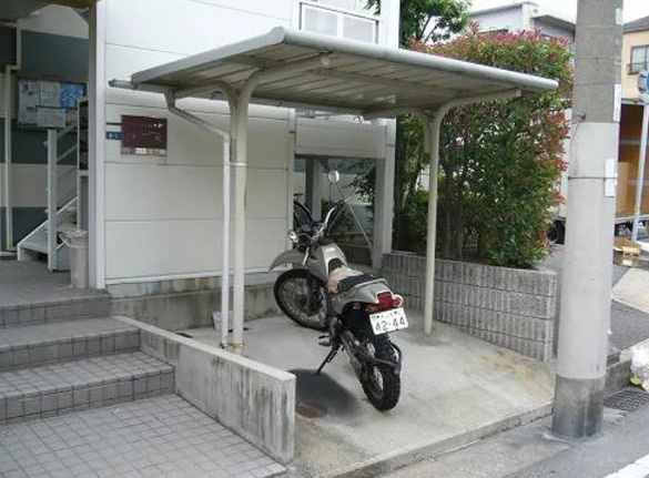 レオパレスサンオークスの駐車場