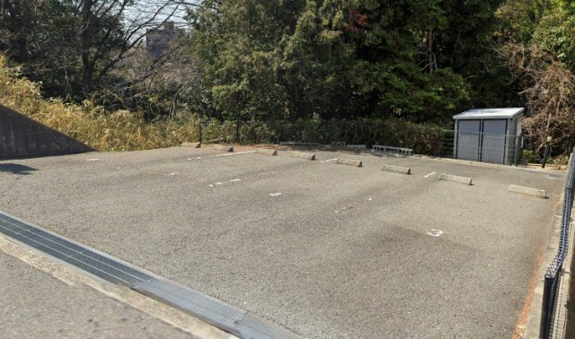 レオパレスゴールドフォルムの駐車場