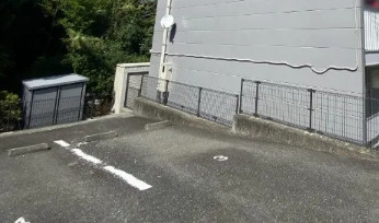 レオパレスゴールドフォルムの駐車場