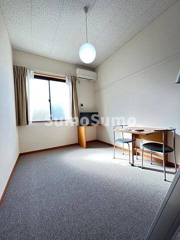 レオパレスルフランの居間・リビング|こちらのリビングで趣味の時間をお楽しみください