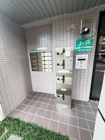 ドミール木川東のエントランス