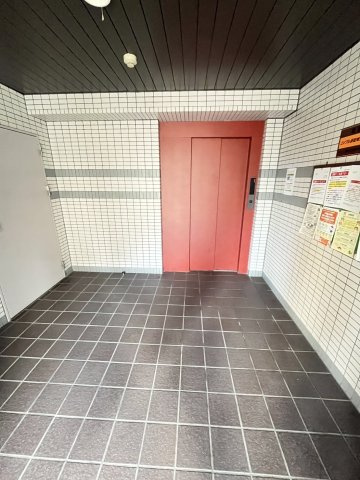 ドミール木川東のエントランス