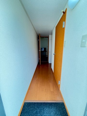 レオパレス岡本の玄関