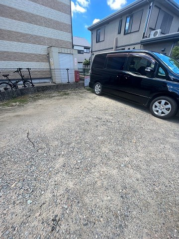 レオパレスリバー28の駐車場