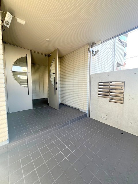 カーサビアンカのエントランス|オートロック付きのエントランス