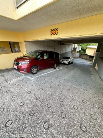 プリオーレ美山台弐番館の駐車場