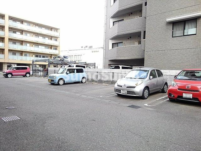 シャロームミキの駐車場