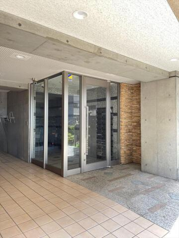 スカイコート駒沢大学のエントランス