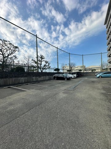 ジュネスドミールの駐車場