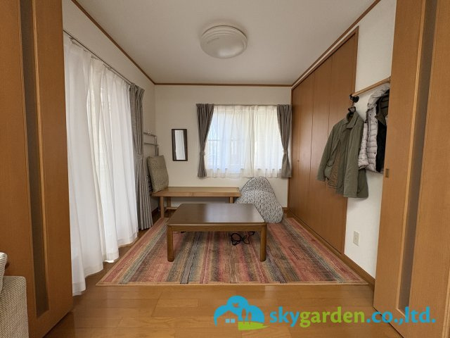 平塚市徳延　中古戸建の洋室|リビングに繋がる洋室