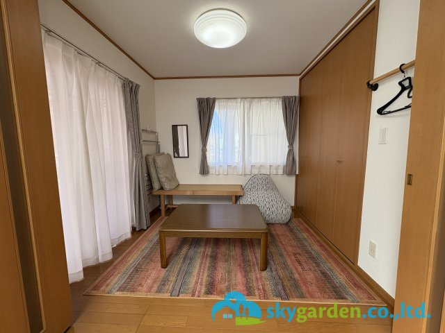 平塚市徳延　中古戸建の洋室|リビングに繋がる洋室