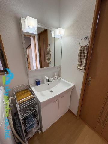 平塚市徳延　中古戸建の独立洗面台|使いやすい独立洗面台です
