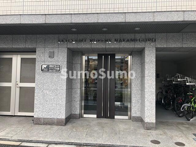 スカイコートルーベンス中目黒のエントランス
