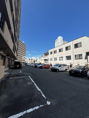 シャルマンコーポ博多の駐車場