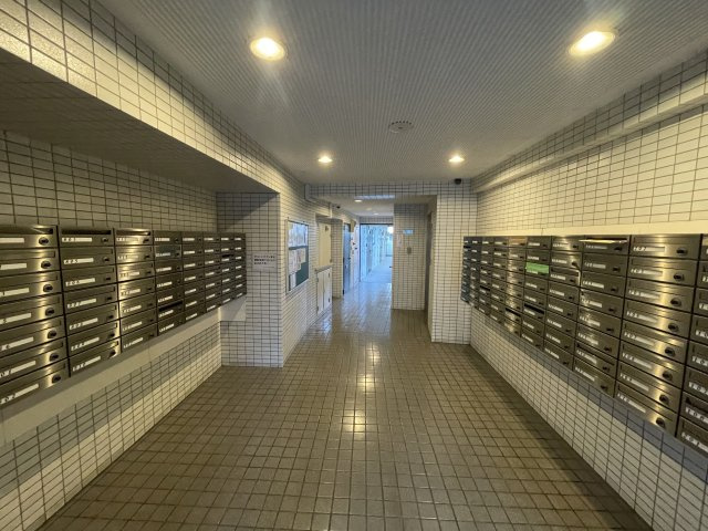 ホワイトパレス北九大前のエントランス|建物の内部です