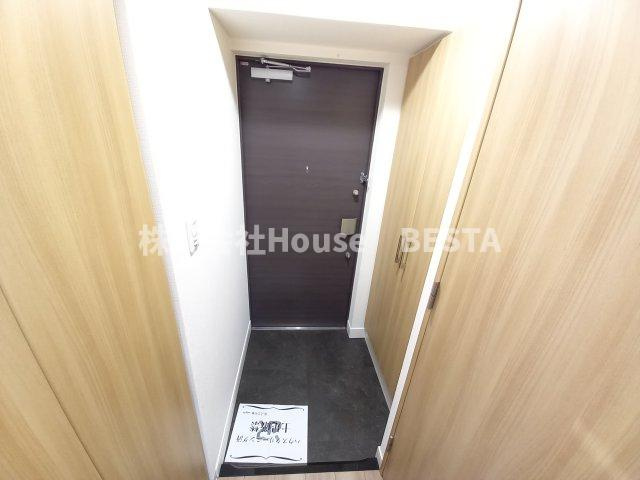 プレサンスみなと元町駅前の玄関