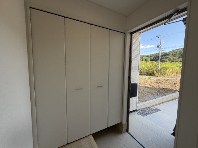 南城市佐敷佐敷　第1（全3棟）3号棟の玄関|3号棟　十分な収納付き玄関♪