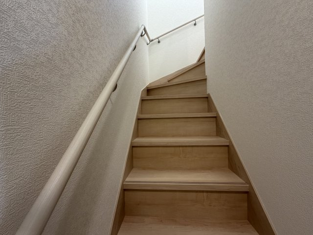 南城市佐敷佐敷　第1（全3棟）3号棟の内装|3号棟　手すり付き階段♪