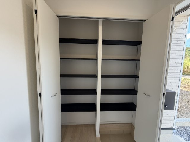 南城市佐敷佐敷　第1（全3棟）3号棟の玄関|3号棟　十分な収納付き玄関♪