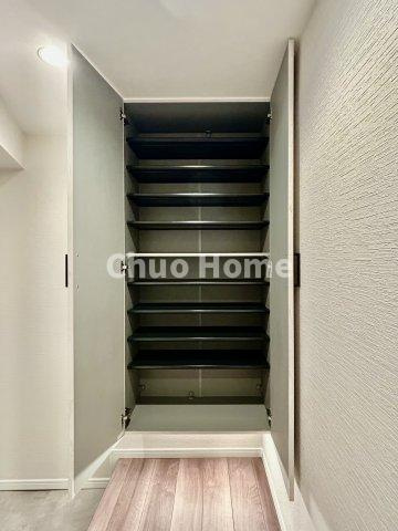 リバーパーク桜木の玄関|【玄関】玄関には大型のシューズクローゼットを設置しておりますのでいつでもスッキリりとした空間を保てます。玄関周りを清潔に使うのはとても大事なことですよね。