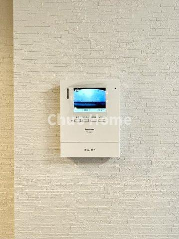 リバーパーク桜木のセキュリティ|【モニターホン】誰が来たかすぐにわかるカラーモニター付きインターホン。通話ボタンを押すまでは室内の音は漏れていませんので相手を確かめてから応対できます。