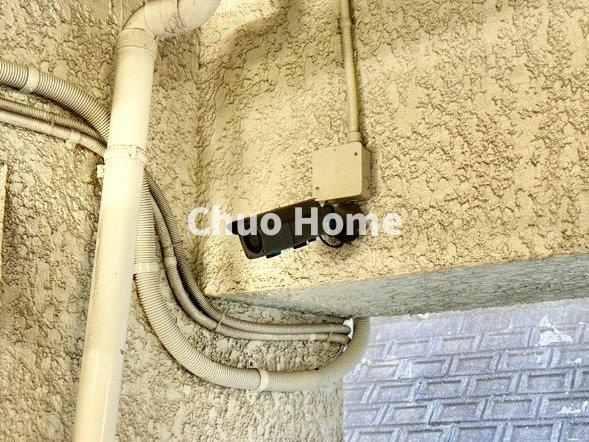 リバーパーク桜木の防犯設備|【防犯カメラ】何かあった時の大事な証拠になることももちろんなりますが、防犯というくらいですので大事なのは防犯カメラがあることによって抑止力につながることですよね。