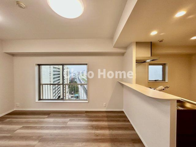 リバーパーク桜木のキッチン|視界に広がりを生むオープンなキッチン。料理や片付けをしながら、家族との会話を楽しんだり、リビングで遊ぶ子どもを見守れます。ご見学時には家具の配置などもイメージしながらぜひご覧になって見て下さい。