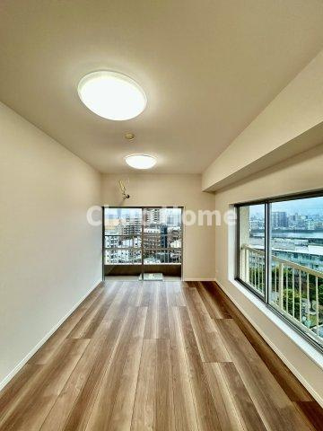 リバーパーク桜木の居間・リビング|【リビングダイニング】一日の中で多くの時間を過すことになるリビングダイニングだからこそ、いつも穏やかな空間であることが必然。爽やかな通風と採光を存分に感じる事が出来る空間です。