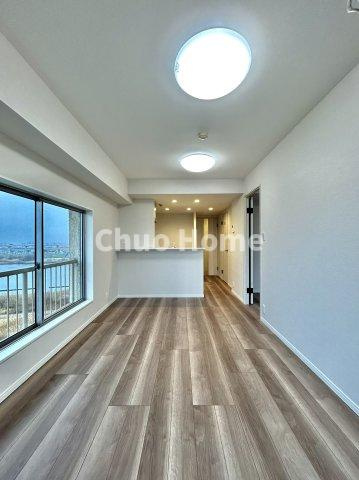 リバーパーク桜木のダイニング|【ダイニング】忙しい朝でも、しっかり家族が揃って食事をして頂けるゆとりある大きさのダイニングスペース。奥様が作る手料理をカウンター越しに受けとって頂き、テーブルで囲む素敵な時間を存分に愉しんで下さい。