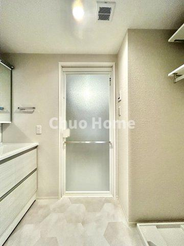 リバーパーク桜木の脱衣所|【洗面所】明るい洗面所は朝をすっきりさせてくれる空間です。バタバタしている忙しい朝でも収納が多い洗面台では短い時間で効率良く支度ができます。