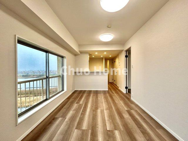 リバーパーク桜木の居間・リビング|【居間・リビング】「ＬＤＫは家族団らんをデザイン」広いＬＤＫでは家族が集まり一緒の時間を過ごせる工夫がされております。何気ない一日の当たり前のひとコマがいつか一生の宝物になります