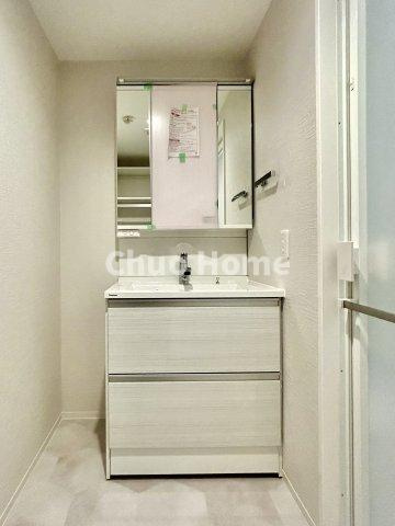 リバーパーク桜木の独立洗面台|【洗面化粧台】洗面化粧台には三面鏡を採用。身だしなみを整えやすい事はもちろんですが、鏡の後ろに収納スペースを設ける事により、散らかりやすい洗面スペースをすっきりさせる事が出来るのも嬉しいですね