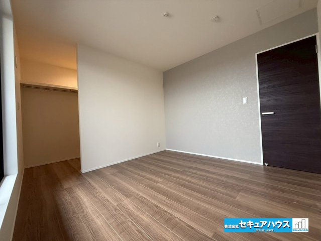 【本日ご案内可能】日進市梅森台　全3棟の洋室|【洋室】
◆広々とした居住空間は日々の暮らしを彩り、心のやすらぎと満足感を与えてくれます。通風と採光を考慮した設計は子供たちはのびのび育ち、家族でくつろぎと団らんを生み出します。