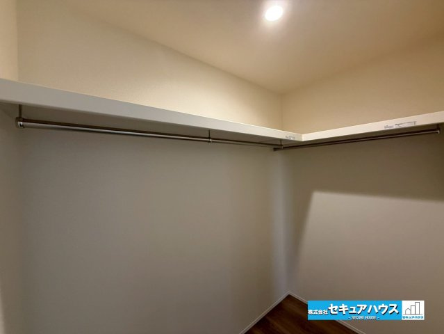 【本日ご案内可能】日進市梅森台　全3棟の収納|【ウォークインクローゼット】
◆お洋服はもちろん、キャリーバッグやゴルフバッグ等の大きなお荷物も収納できます。