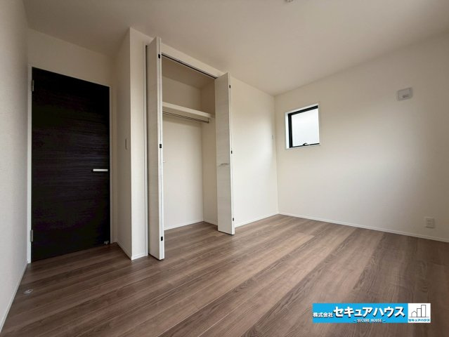 【本日ご案内可能】日進市梅森台　全3棟の洋室|【洋室】
◆家族一人ひとりの大切なプライベート空間。趣味に合わせて使って頂けるようシンプルに仕上げてあります。暮らし心地を大きく左右する収納を、適材適所に配置し使い勝手を考慮しました。　